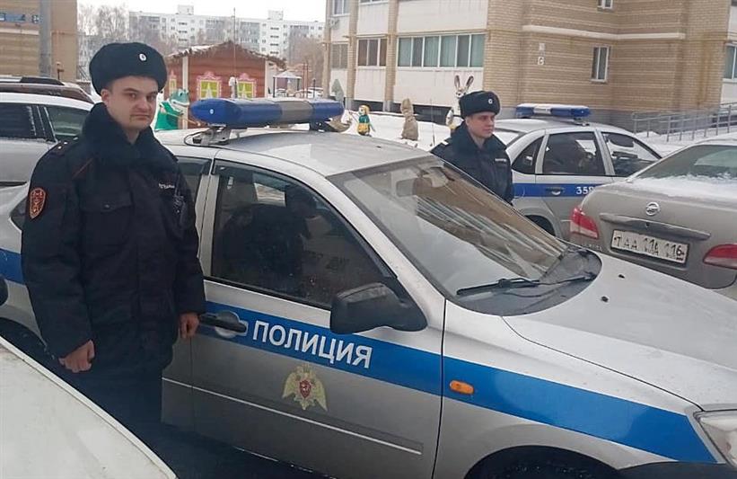 В Татарстане сотрудники Росгвардии эвакуировали 20 человек во время пожара в жилом доме 