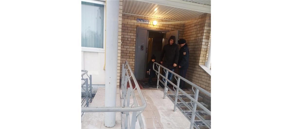 В Татарстане сотрудники Росгвардии эвакуировали 20 человек во время пожара в жилом доме