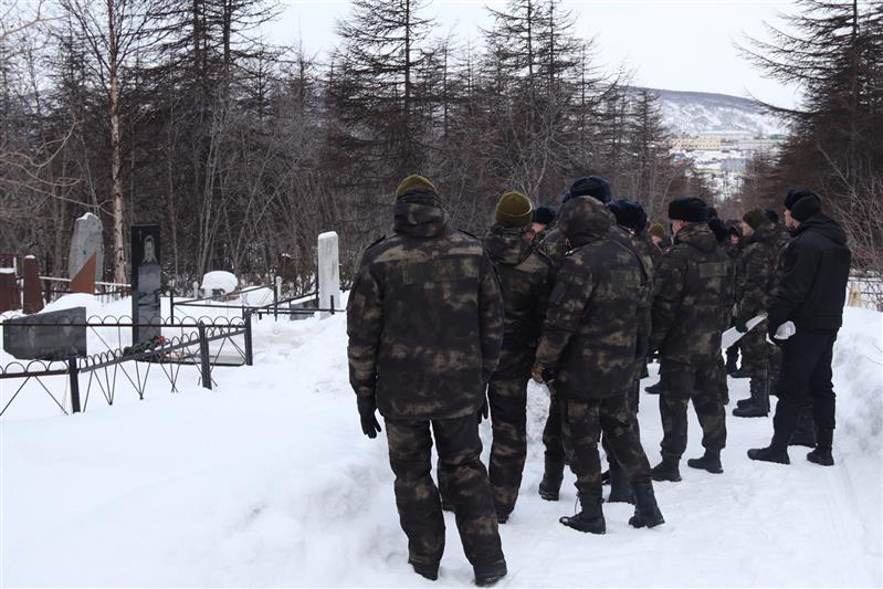 В Магадане сотрудники СОБР Росгвардии почтили память погибших товарищей