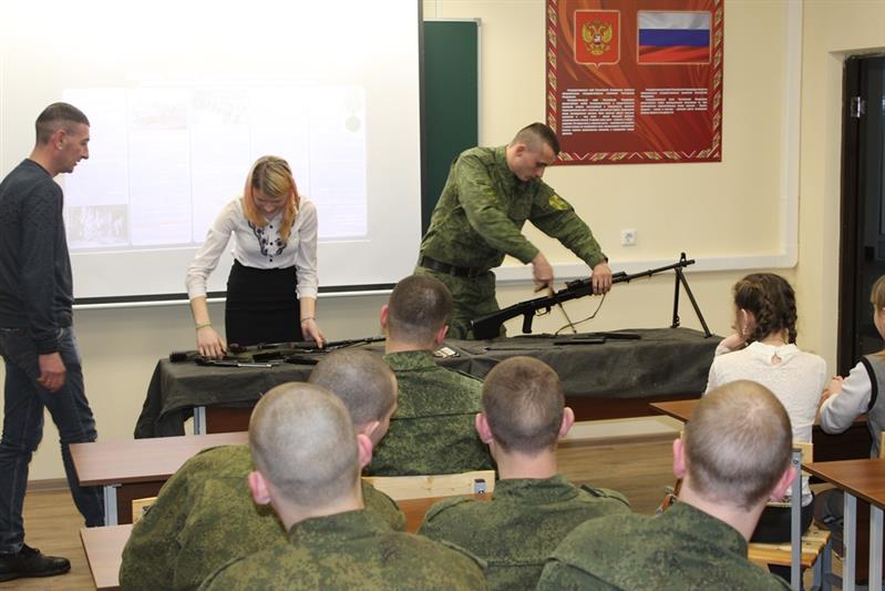 Военнослужащие авиационного полка Росгвардии провели для нижегородских школьников викторину на тему Сталинградской битвы 