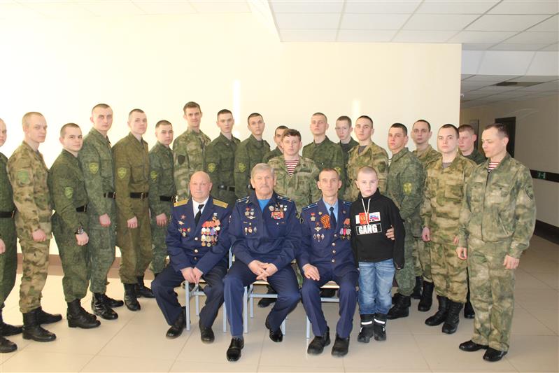 Военнослужащие нижегородского авиационного полка Росгвардии встретились с ветеранами войны в Афганистане