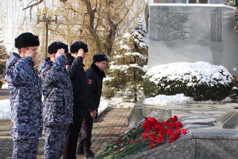По случаю 100-летия донской милиции росгвардейцы почтили память павших правоохранителей