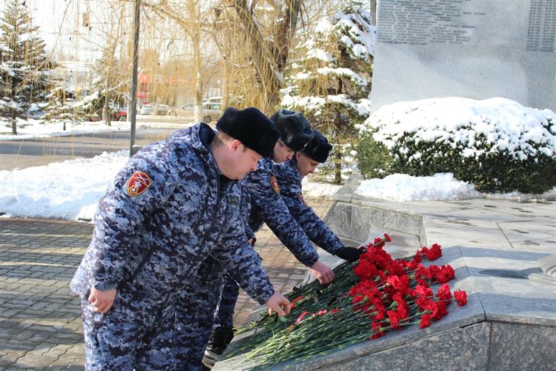 По случаю 100-летия донской милиции росгвардейцы почтили память павших правоохранителей
