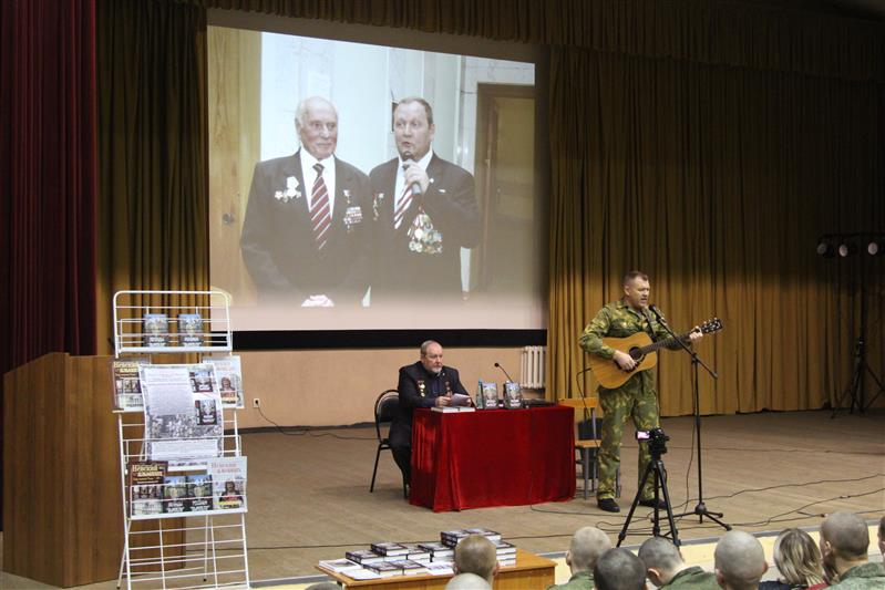Военнослужащие ЦУС Росгвардии встретились с писателем Валерием Киселёвым