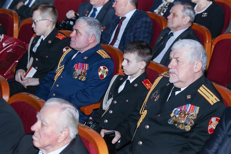 ВОЕННОСЛУЖАЩИМ И СОТРУДНИКАМ РОСГВАРДИИ  НА ВСТРЕЧЕ ПОКОЛЕНИЙ ЗАЩИТНИКОВ ОТЕЧЕСТВА  ВРУЧИЛИ ВЕДОМСТВЕННЫЕ МЕДАЛИ