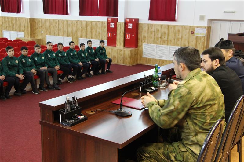 В Грозном представители отряда «Юные Кадыровцы» поздравили росгвардейцев с Днем защитника Отечества