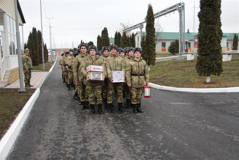В Грозном представители отряда «Юные Кадыровцы» поздравили росгвардейцев с Днем защитника Отечества