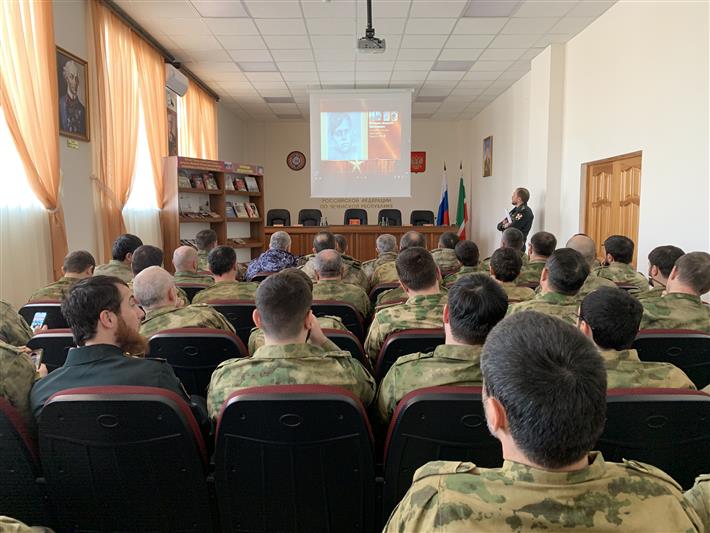 В Чечне росгвардейцам рассказали о Герое Советского Союза Алексее Волошине
