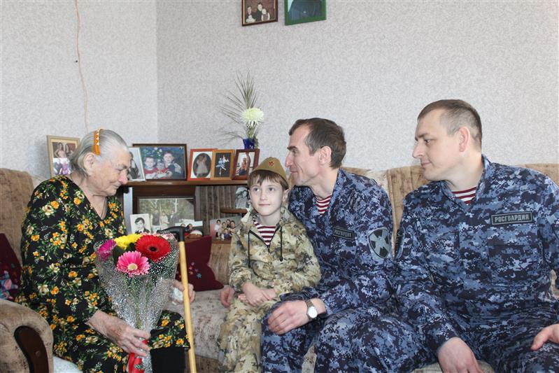 Саратовские росгвардейцы поздравили ветерана-легенду Марию Лиманскую с Днем защитника Отечества