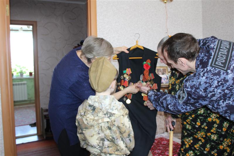 Саратовские росгвардейцы поздравили ветерана-легенду Марию Лиманскую с Днем защитника Отечества