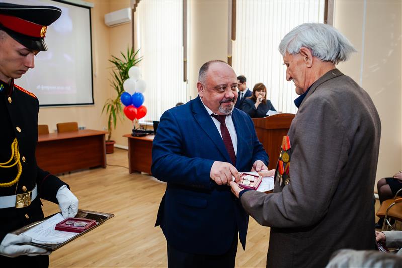 Администрация Хабаровска вручила юбилейные медали ветеранам и благодарности росгвардейцам