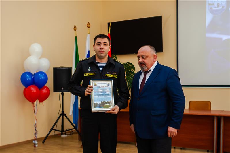 Администрация Хабаровска вручила юбилейные медали ветеранам и благодарности росгвардейцам