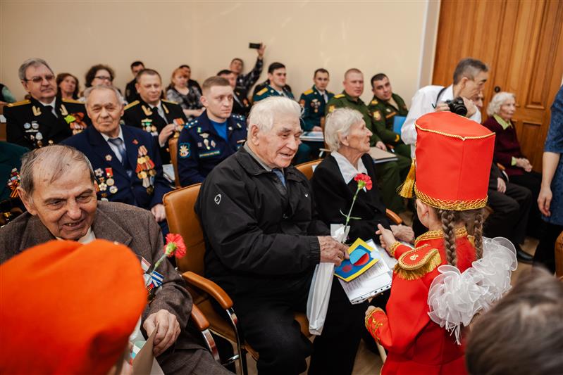 Администрация Хабаровска вручила юбилейные медали ветеранам и благодарности росгвардейцам