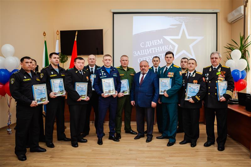 Администрация Хабаровска вручила юбилейные медали ветеранам и благодарности росгвардейцам