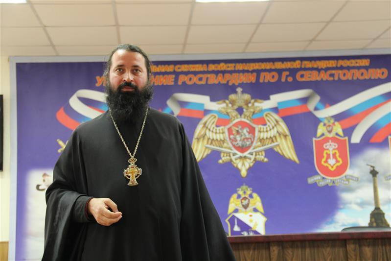 Севастопольские росгвардейцы на встрече с православным священником обсудили морально-этические аспекты взаимоотношений в обществе
