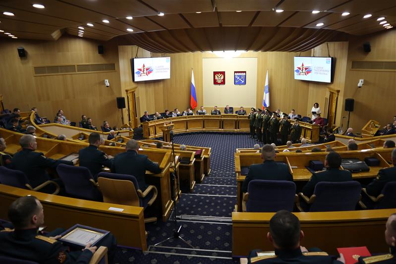 Делегация Росгвардии приняла участие в праздничном приеме в правительстве Ленобласти 