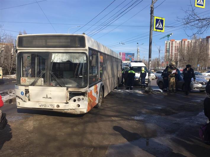 Волгоградские сотрудники Росгвардии оказали помощь пострадавшим в ДТП