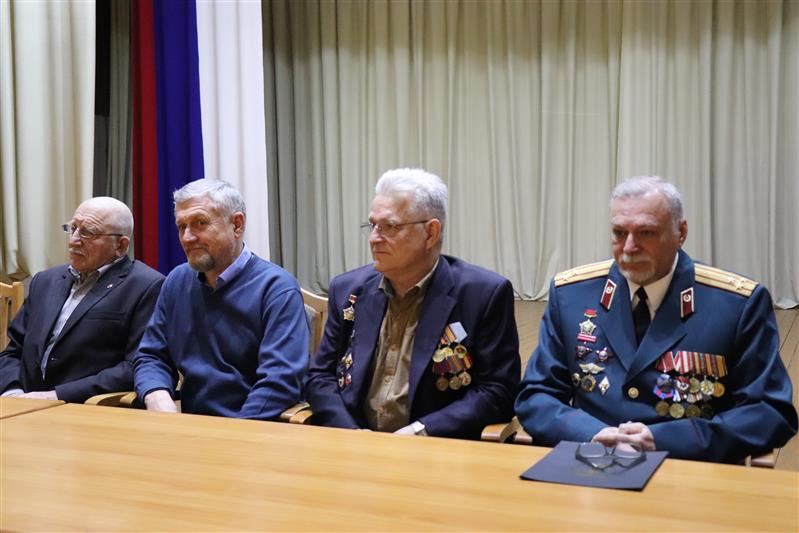 Курсанты Новосибирского военного института Росгвардии встретились с участниками боевых действий в Афганистане 