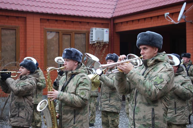В Чеченской Республике росгвардейцы поздравили ветерана Великой Отечественной войны с Днем защитника Отечества