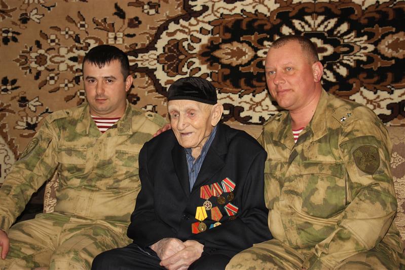 В Чеченской Республике росгвардейцы поздравили ветерана Великой Отечественной войны с Днем защитника Отечества
