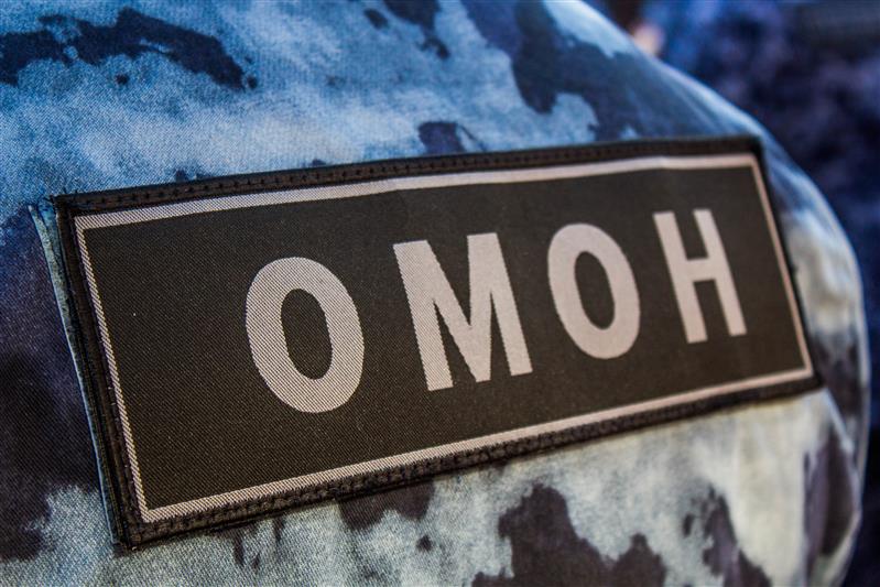 В Новгородской области при содействии ОМОН Росгвардии задержаны граждане, подозреваемые в осуществлении незаконной предпринимательской деятельности