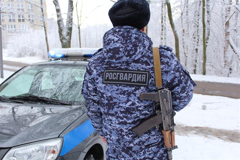Сотрудники столичной вневедомственной охраны спасли мужчину, грозившегося выпрыгнуть из окна 14 этажа 