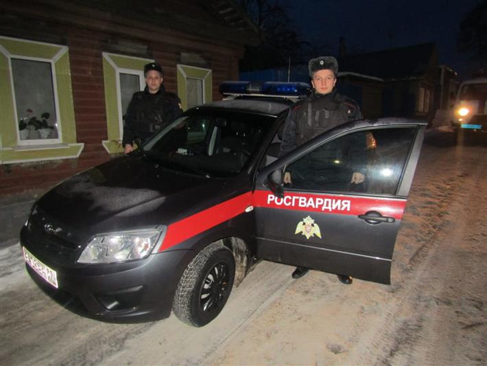 В Иваново сотрудники Росгвардии и МЧС спасли мужчину во время пожара