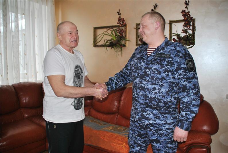 Кировский росгвардеец нашел и вернул хозяину портмоне с крупной суммой денег