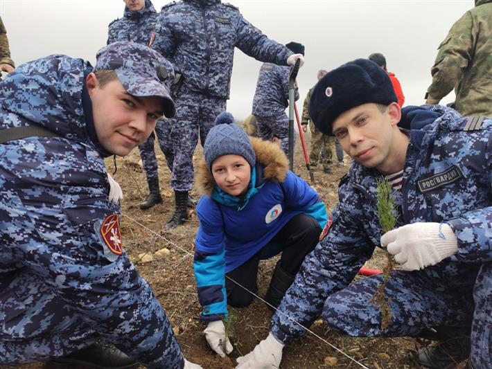 Севастопольские росгвардейцы присоединились к акции «Лес поколений» и высадили саженцы хвойных пород (видео)