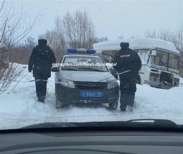 Росгвардейцы оказали помощь жительнице Уфы, чей автомобиль застрял в снегу