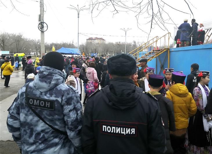 Сотрудники Росгвардии и полиции обеспечили правопорядок во время празднования Цаган Сар и Масленицы в Калмыкии 