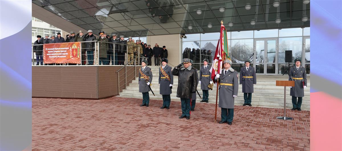 Заместитель директора Росгвардии генерал-полковник Олег Борукаев вручил Боевое знамя красноярскому соединению Росгвардии (видео)