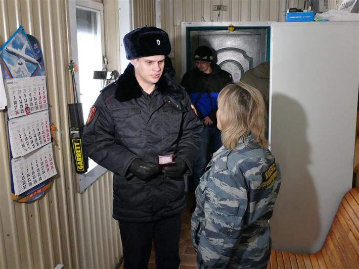 В преддверии мирового чемпионата по хоккею с мячом сотрудники Росгвардии проверили в Иркутске деятельность частных охранных предприятий 