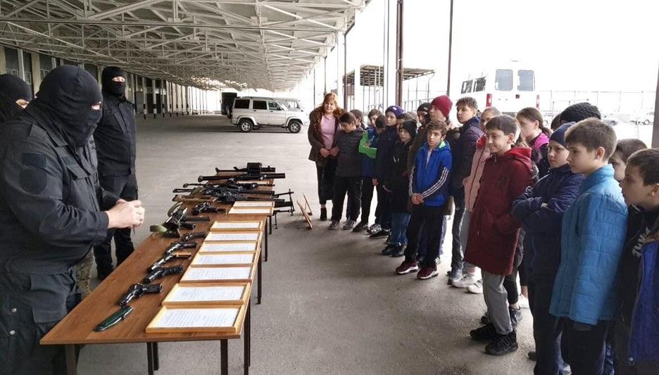 В Кабардино-Балкарии росгвардейцы встретились со школьниками