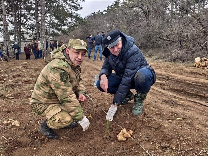 Севастопольские росгвардейцы присоединились к акции «Лес поколений» и высадили саженцы хвойных пород (видео)