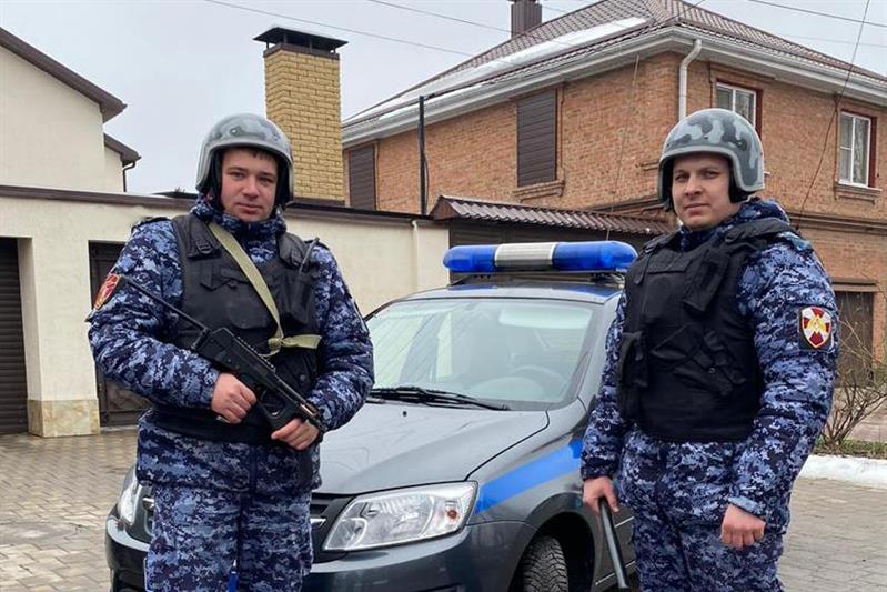Донские росгвардейцы помогли вернуться домой потерявшемуся школьнику