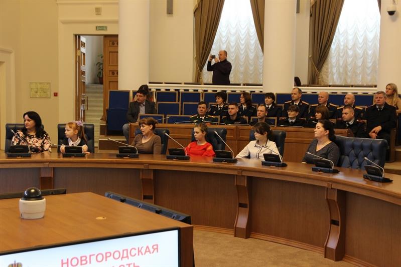 В правительстве Новгородской области состоялась встреча общественников с детьми погибших правоохранителей