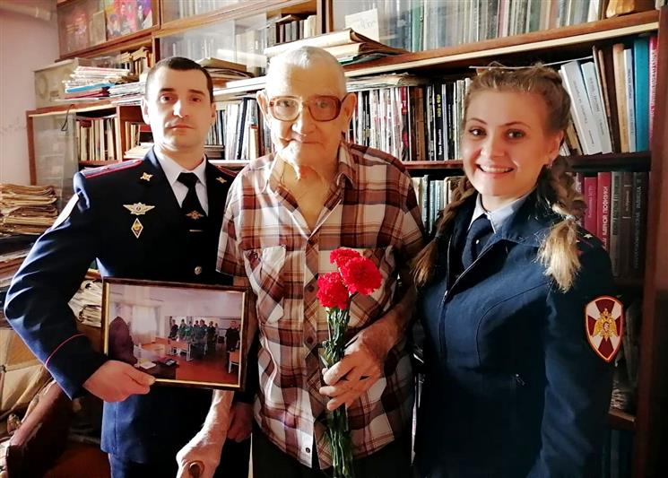 Севастопольские росгвардейцы навестили 96-летнего ветерана Великой Отечественной войны