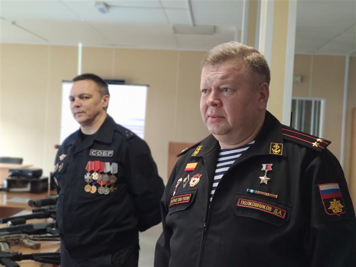 Офицеры севастопольского СОБР Росгвардии распахнули двери подразделения для юнармейцев и детей сотрудников