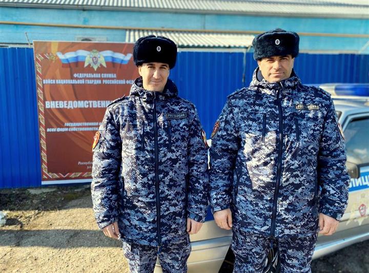 Адыгейские росгвардейцы спасли женщину из горящего дома