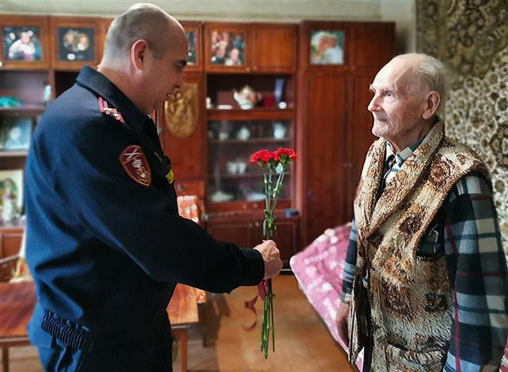 На Кубани росгвардейцы поздравили ветеранов Великой Отечественной войны с Днем защитника Отечества