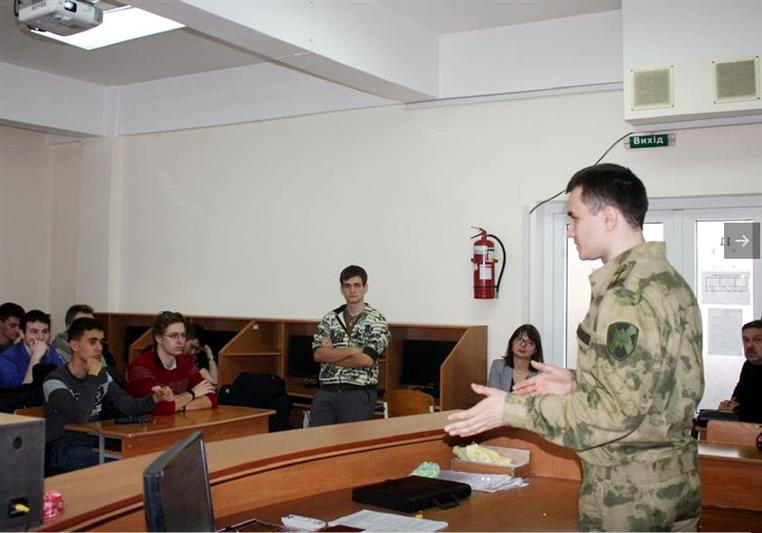 Офицер ЦИТ Южного округа Росгвардии встретился с крымскими студентами