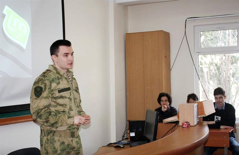Офицер ЦИТ Южного округа Росгвардии встретился с крымскими студентами