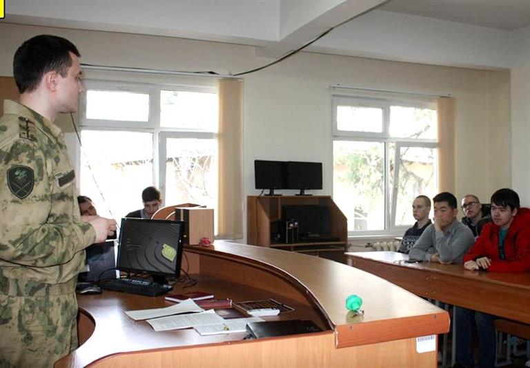 Офицер ЦИТ Южного округа Росгвардии встретился с крымскими студентами
