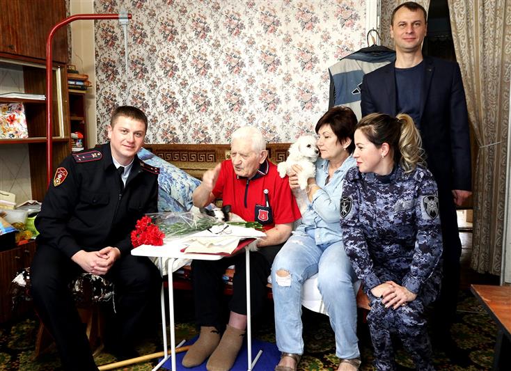 В Краснодаре сотрудники Росгвардии навестили ветерана Великой Отечественной войны