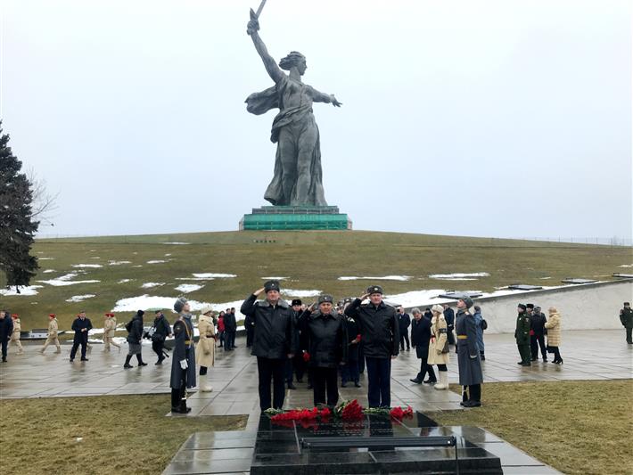 Военнослужащие и сотрудники Южного округа Росгвардии отдали дань уважения подвигу защитников Сталинграда