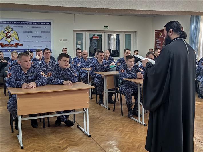 Севастопольские росгвардейцы на встрече с православным священником обсудили морально-этические аспекты взаимоотношений в обществе