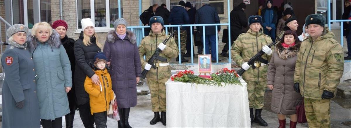 В Тюменской области представители Росгвардии приняли участие в торжественном открытии мемориальной доски в четь погибшего бойца