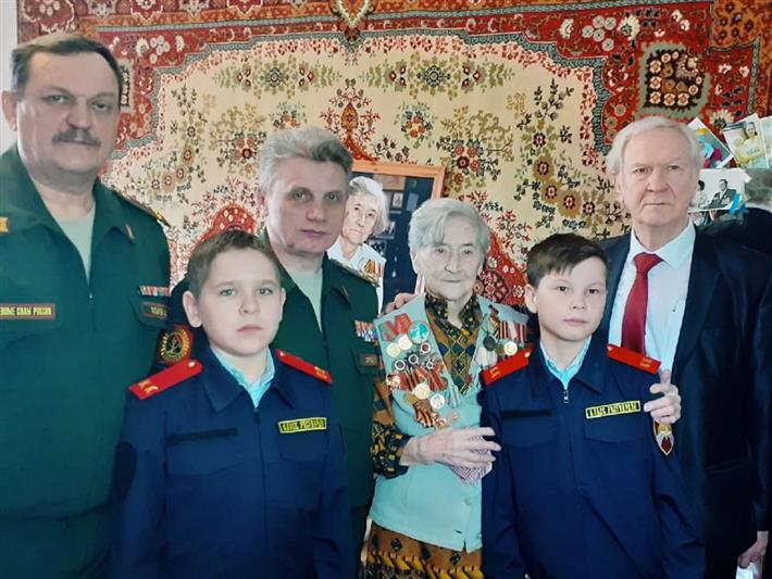 В Кузбассе подшефные Росгвардии поздравили участницу Великой Отечественной войны с праздником весны