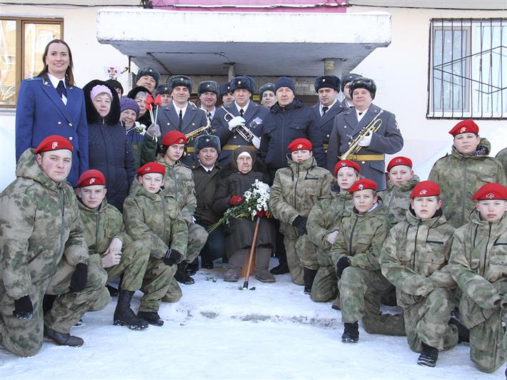 Военный оркестр Росгвардии сделал трогательный подарок для женщин-ветеранов в Кемерове (фото, видео)
